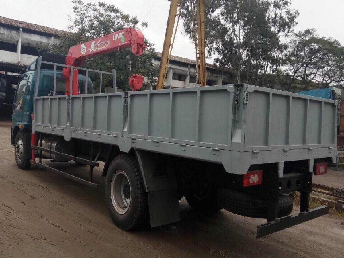 xe tải Thaco Ollin 900B gắn cẩu Unic 3 tấn 3 đốt (URV-343)