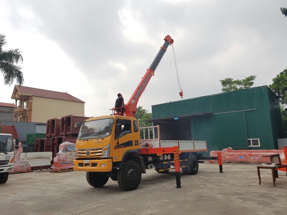 xe tải Dongfeng Trường giang 2 cầu gắn cẩu Kanglim 5 tấn 6 đốt