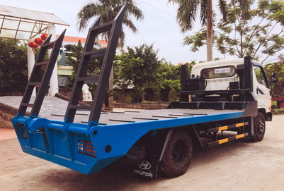 xe tải Hyundai HD99 nâng đầu chở máy công trình