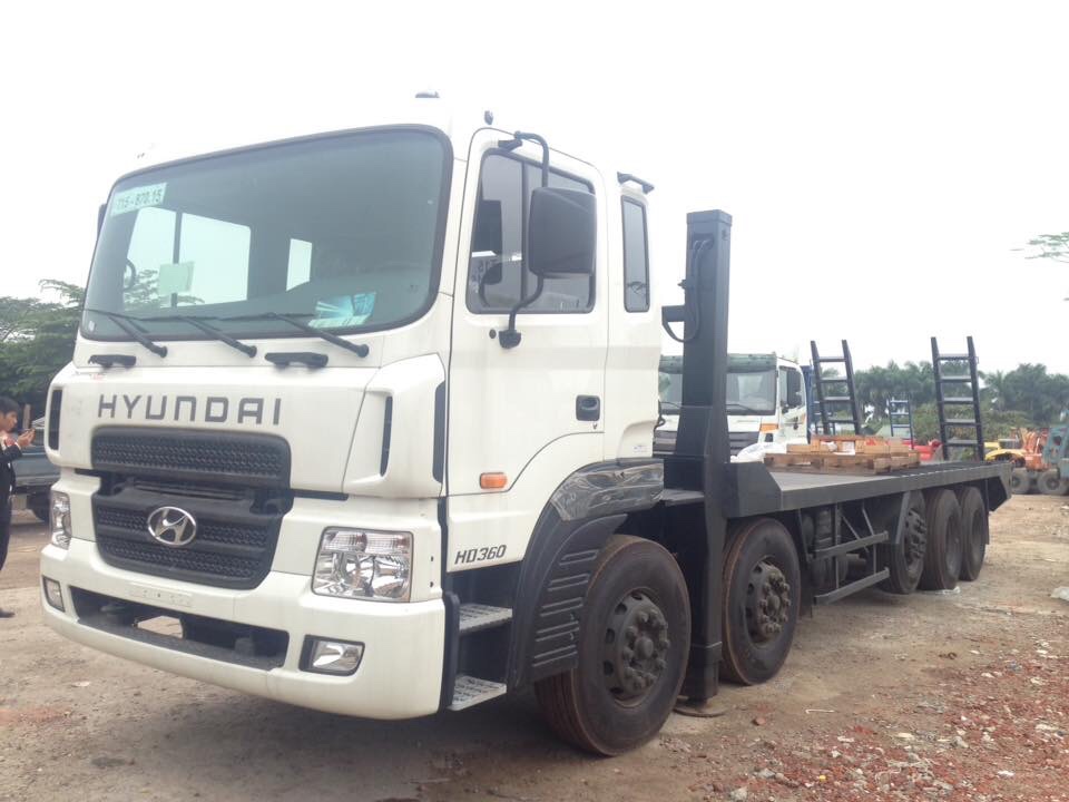 xe tải Hyundai HD360 nâng đầu chở máy công trình