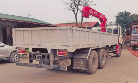 xe tải Hino 3 chân FL gắn cẩu Unic 5 tấn 4 đốt (URV554)